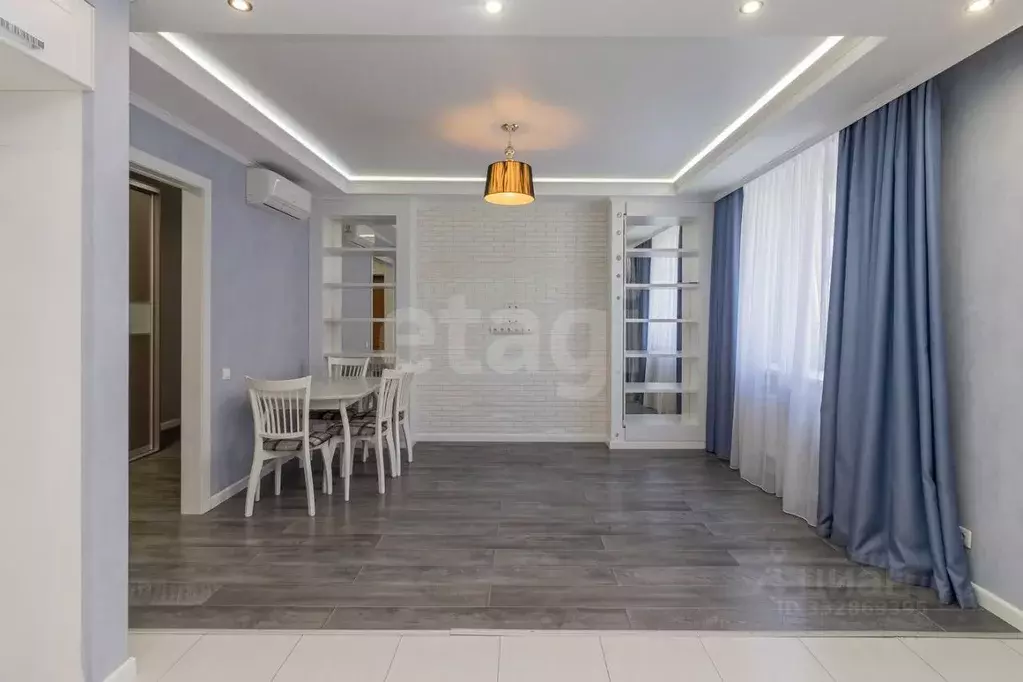 2-к кв. Тюменская область, Тюмень ул. Тимофея Чаркова, 81 (72.3 м) - Фото 1