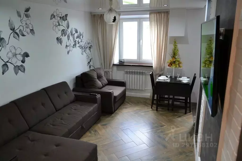 3-к кв. Псковская область, Печоры пл. Победы, 4 (58.0 м) - Фото 1