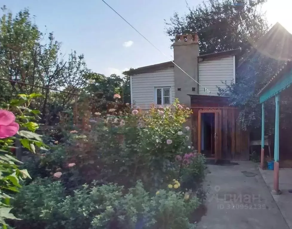 Дом в Астраханская область, Астрахань пер. 5-й Набережный, 4 (90 м) - Фото 1