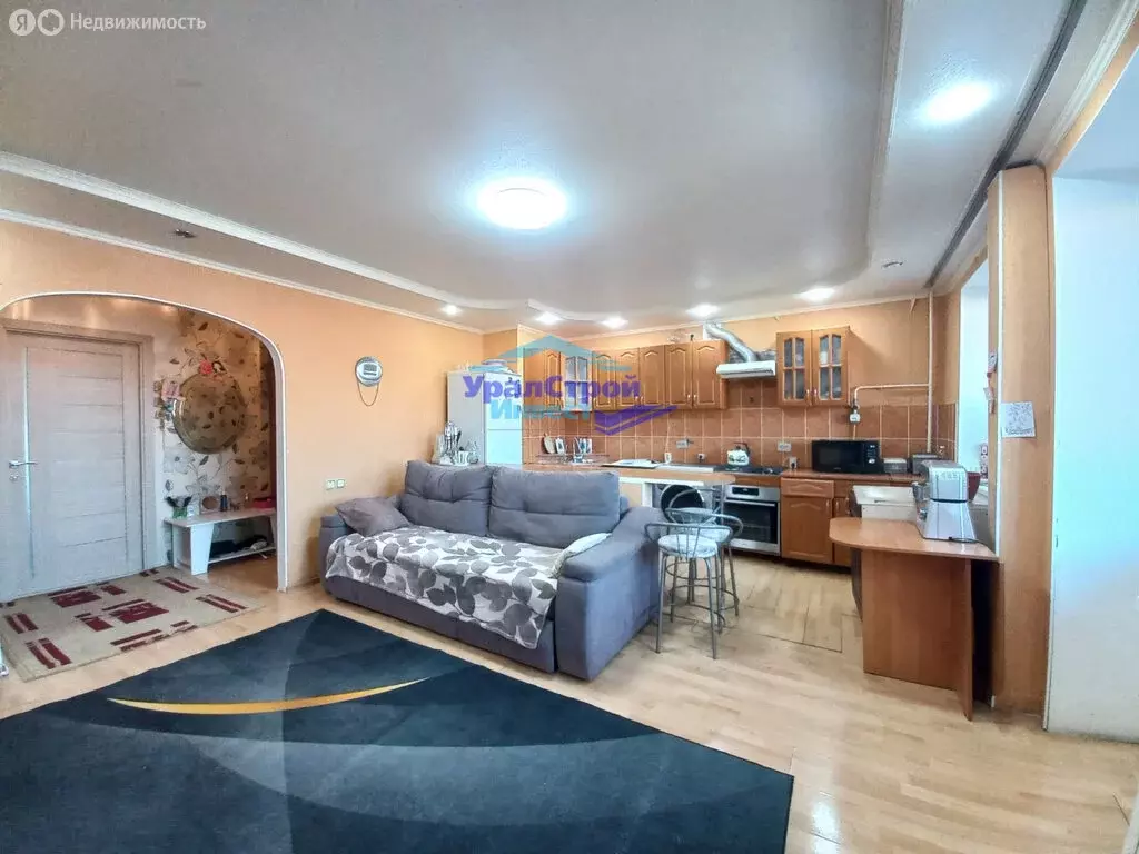 4-комнатная квартира: Октябрьский, 35-й микрорайон, 30А (73 м) - Фото 1