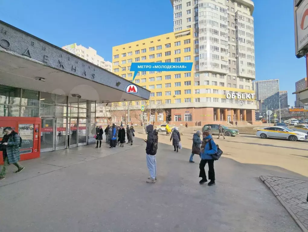 Высокий трафик. Возле метро - Фото 1