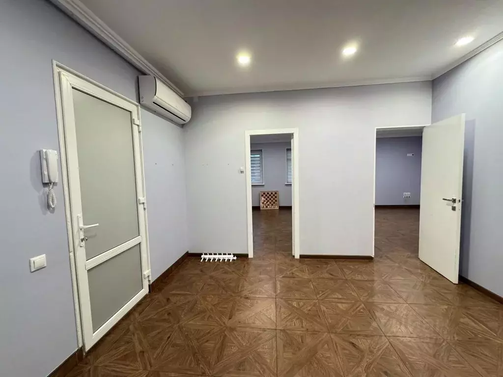 Офис в Северная Осетия, Владикавказ Алагирская ул., 28 (100 м) - Фото 1