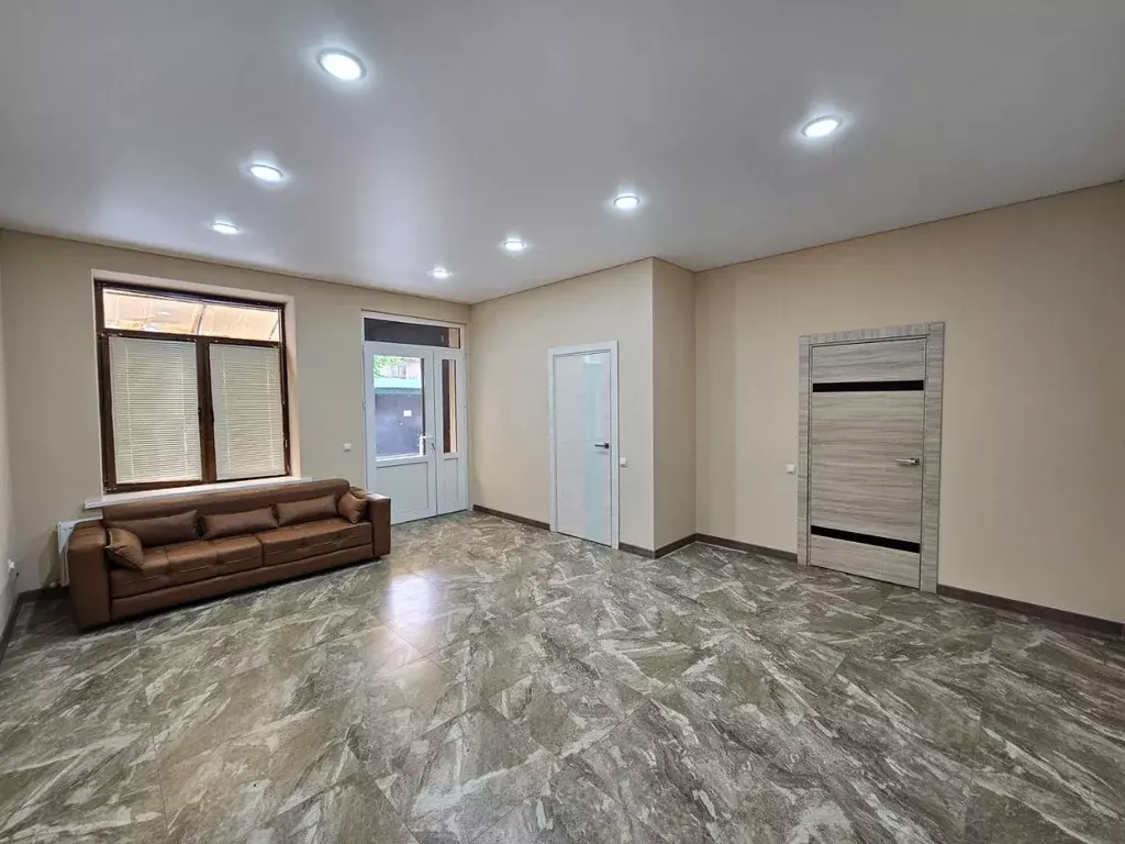 Офис в Северная Осетия, Владикавказ ул. Бимболата Ватаева, 5 (40 м) - Фото 1