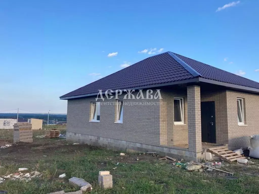 Дом в Белгородская область, Старооскольский городской округ, с. ... - Фото 1