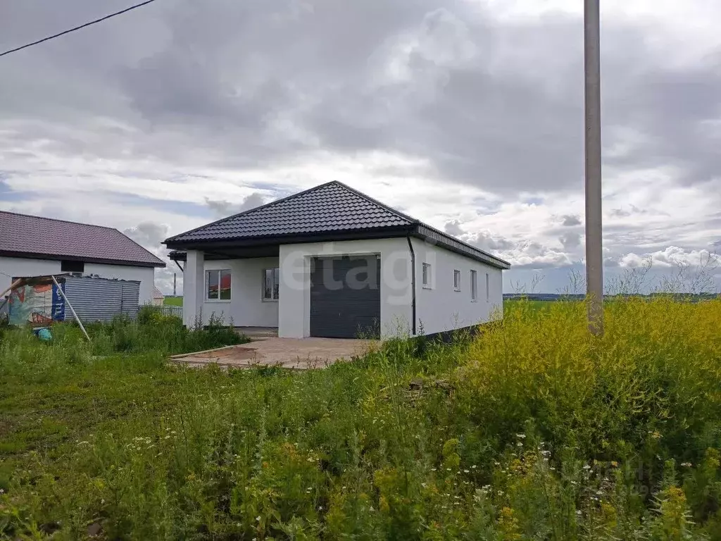Дом в Башкортостан, Стерлитамакский район, Казадаевский сельсовет, с. ... - Фото 1