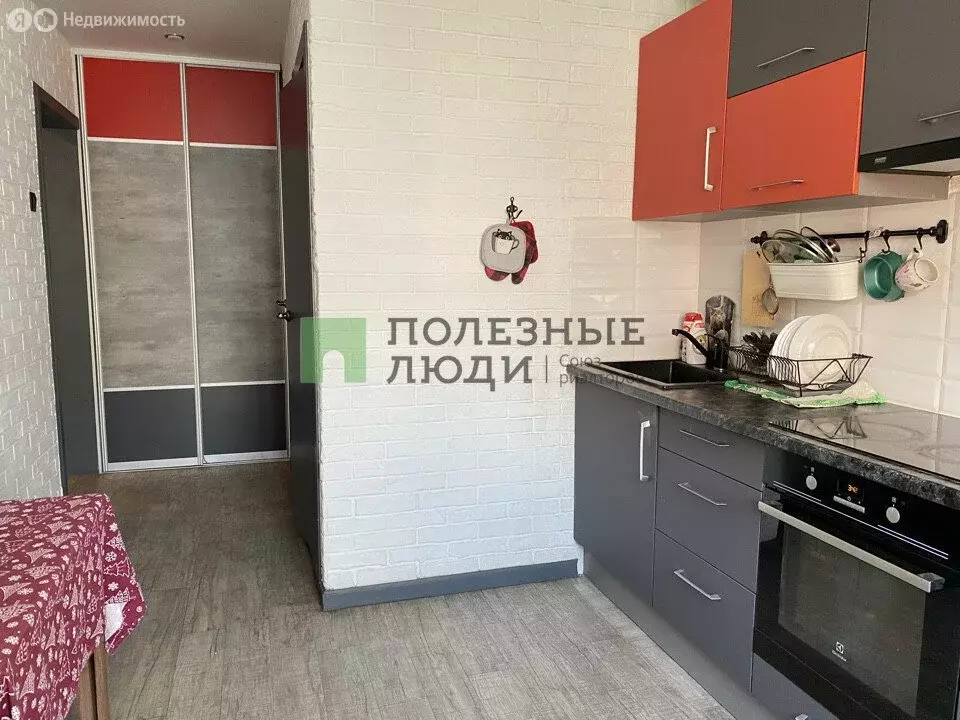 2-комнатная квартира: Красноярск, микрорайон Взлётка, улица Батурина, ... - Фото 0