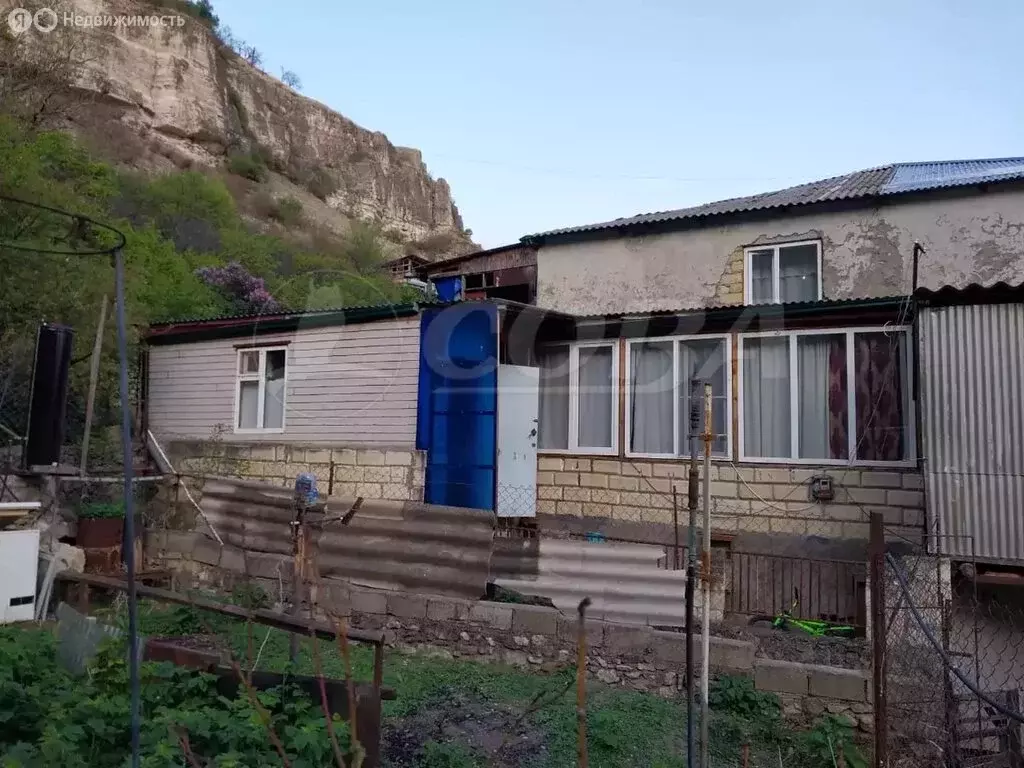 3-комнатная квартира: село Гуниб, улица имени Николая Пирогова, 1 ... - Фото 0