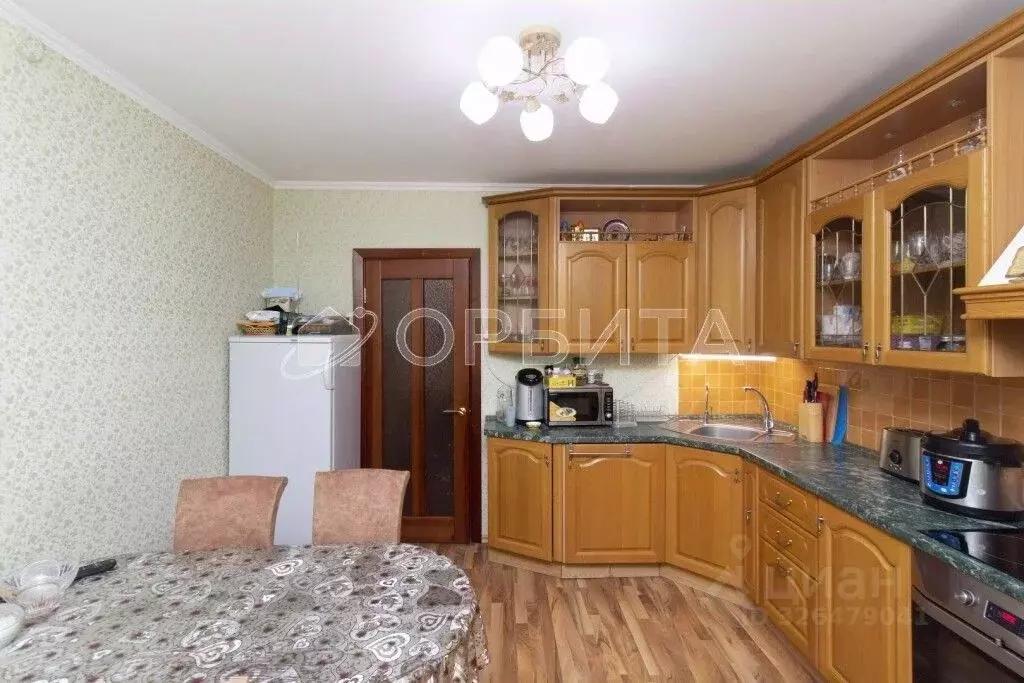 3-к кв. Тюменская область, Тюмень ул. 50 лет Октября, 30 (86.2 м) - Фото 2