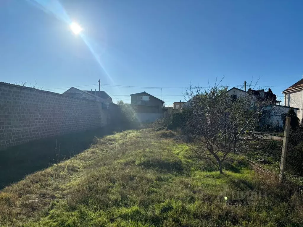 Участок в Крым, Черноморское пгт ул. Жердева (5.0 сот.) - Фото 1