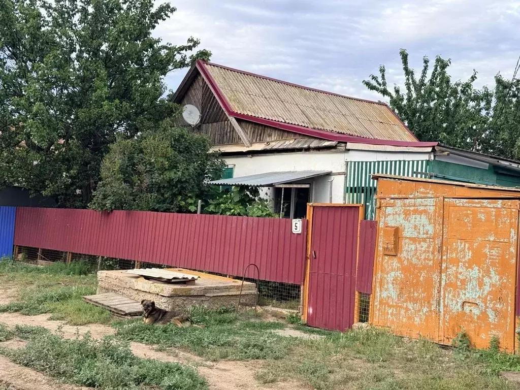 Дом в Астраханская область, пос. Володарский ул. Аэродромная (51 м) - Фото 1