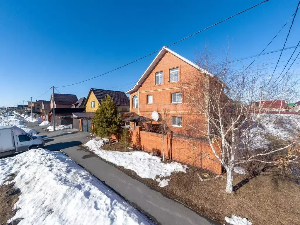 Дом в Тюменская область, Тюмень ул. Александра Сазонова (341 м) - Фото 1