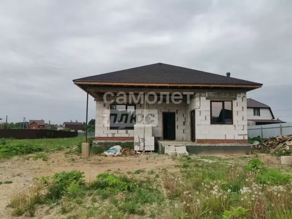 Дом в Калужская область, Малоярославецкий район, Маклино с/пос, с. ... - Фото 1
