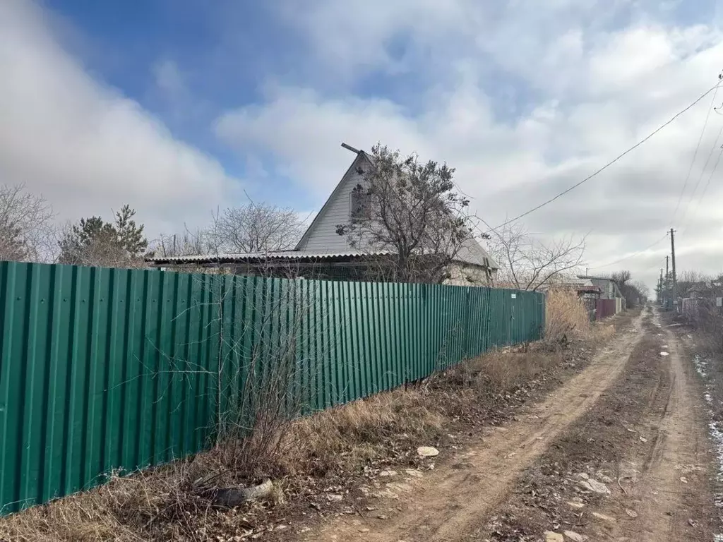 Дом в Волгоградская область, Волжский Лилия СНТ, ул. Вишневая (25 м) - Фото 0