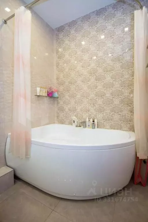 3-к кв. Тюменская область, Тюмень ул. Малыгина, 90 (132.0 м) - Фото 1