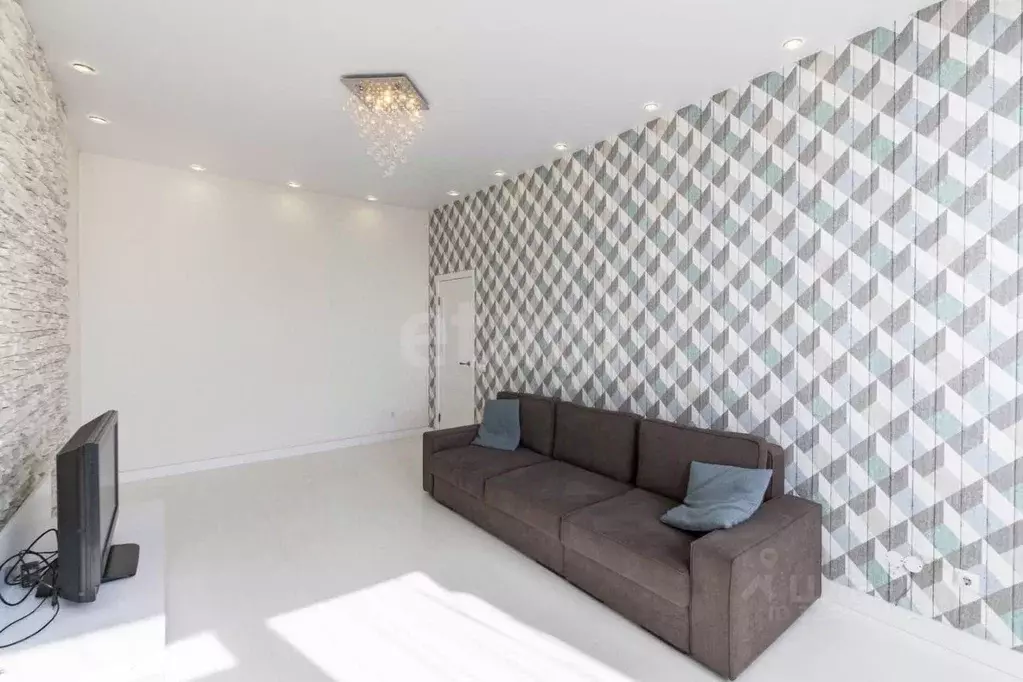 1-к кв. Тюменская область, Тюмень ул. Достоевского, 7 (50.0 м) - Фото 2