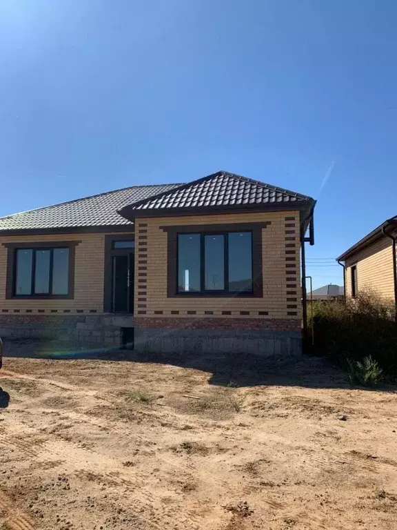 Дом в Астраханская область, Наримановский район, с. Солянка ... - Фото 1