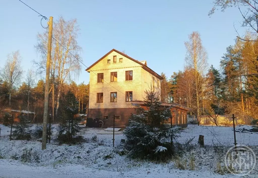 Дом в Ленинградская область, Выборгский район, Рощинское городское ... - Фото 1