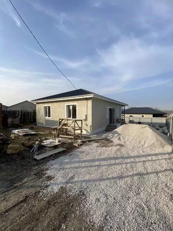 Дом в Крым, Симферопольский район, Добровское с/пос, с. Пионерское ул. ... - Фото 1