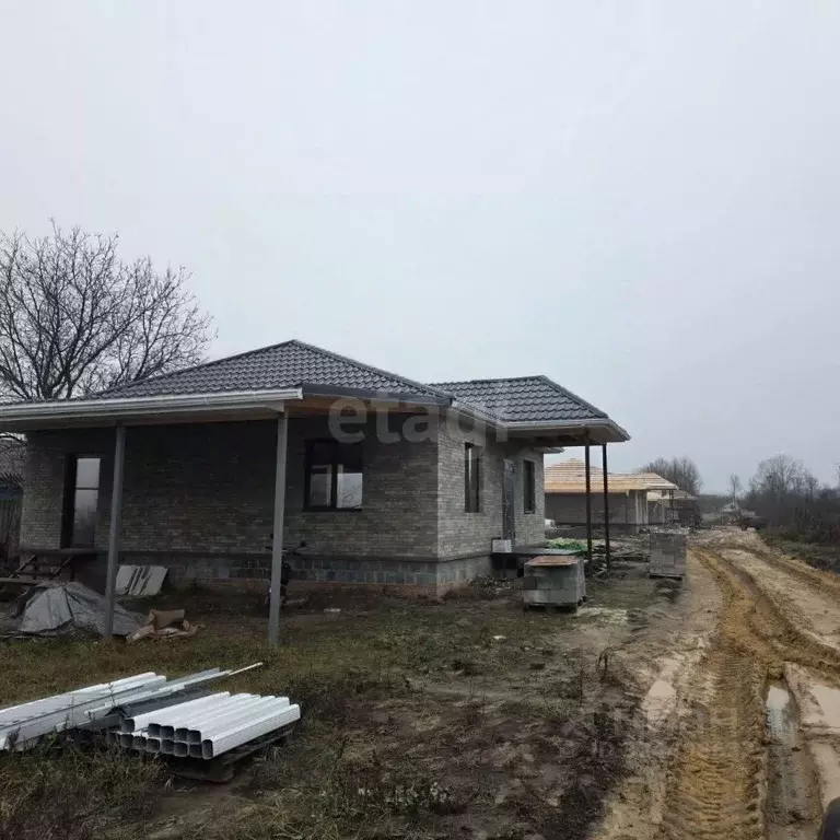 Дом в Белгородская область, Корочанский район, Погореловское с/пос, с. ... - Фото 1