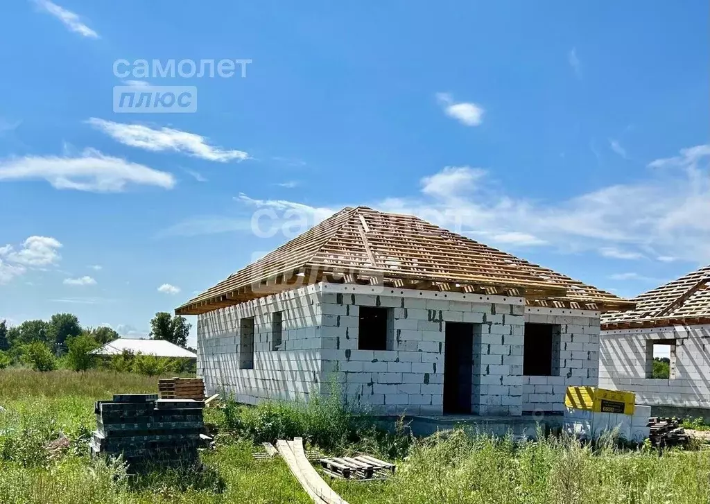 Дом в Хакасия, Усть-Абаканский район, пос. Тепличный  (100 м) - Фото 1