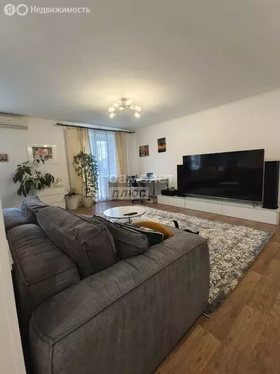 2-комнатная квартира: Омск, улица 70 лет Октября, 15/1 (64.1 м) - Фото 1