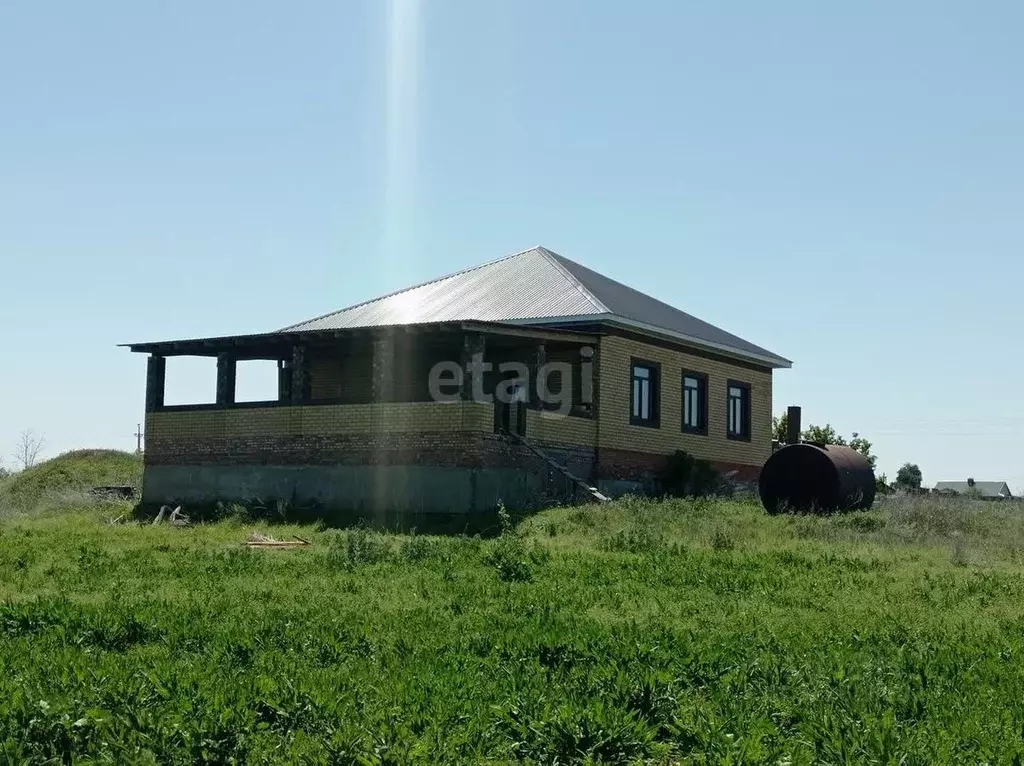 Дом в Саратовская область, Ровенский район, с. Тарлыковка  (150 м) - Фото 0