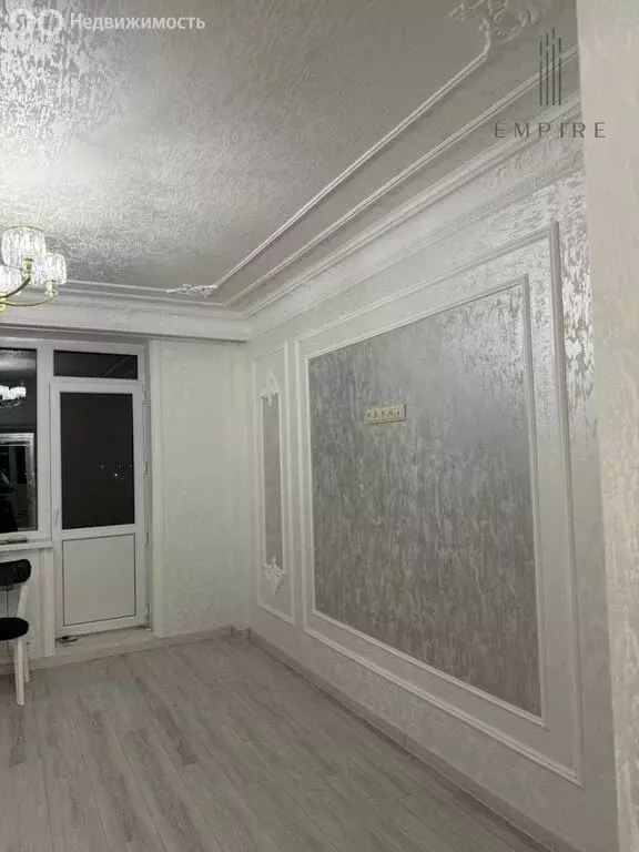 4-комнатная квартира: Урус-Мартан, улица имени Ахмат-Хаджи Кадырова, ... - Фото 0