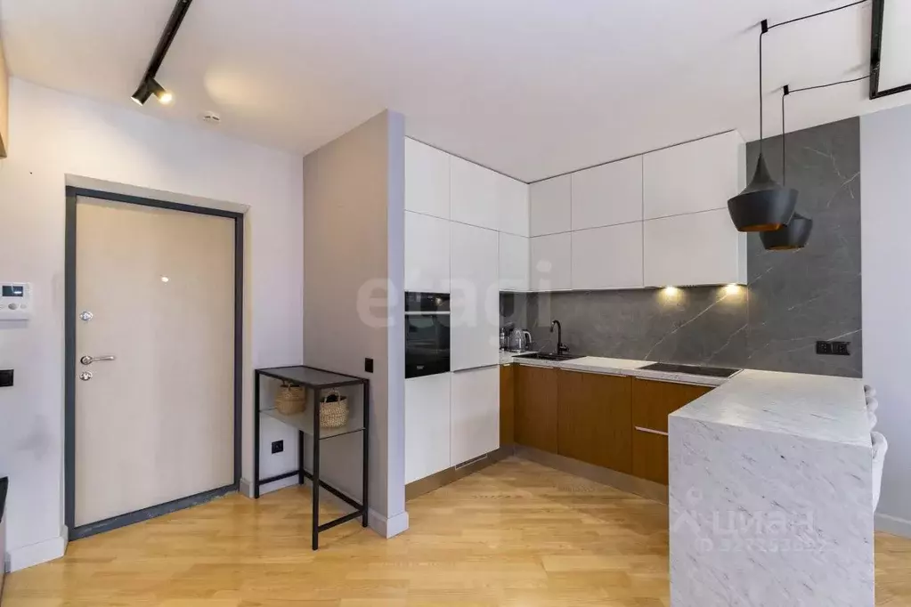 2-к кв. Тюменская область, Тюмень ул. 50 лет Октября, 57А (70.0 м) - Фото 1