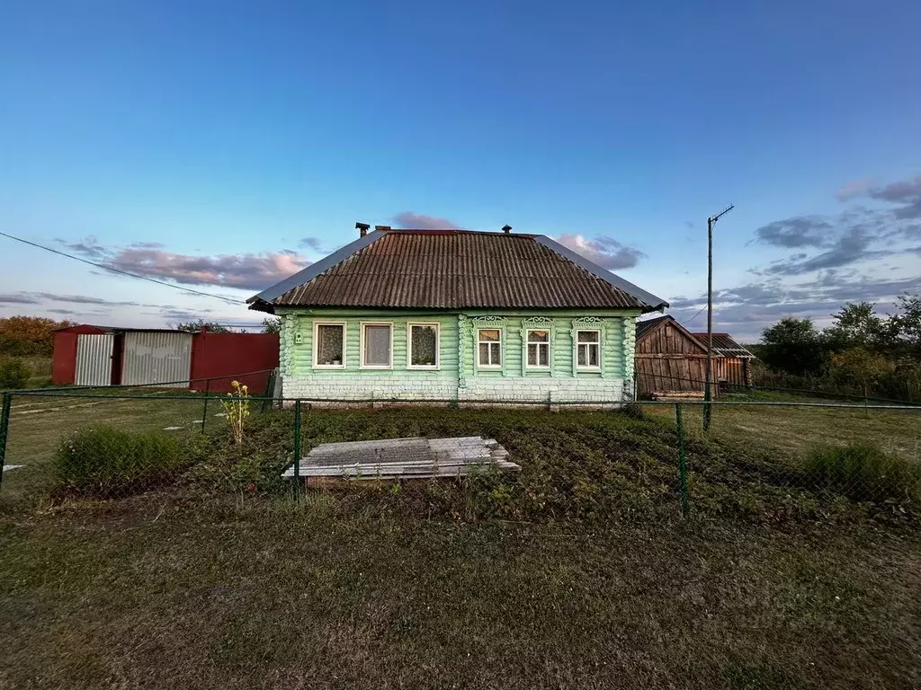 Дом в Ульяновская область, Вешкаймское городское поселение, с. Озерки ... - Фото 0