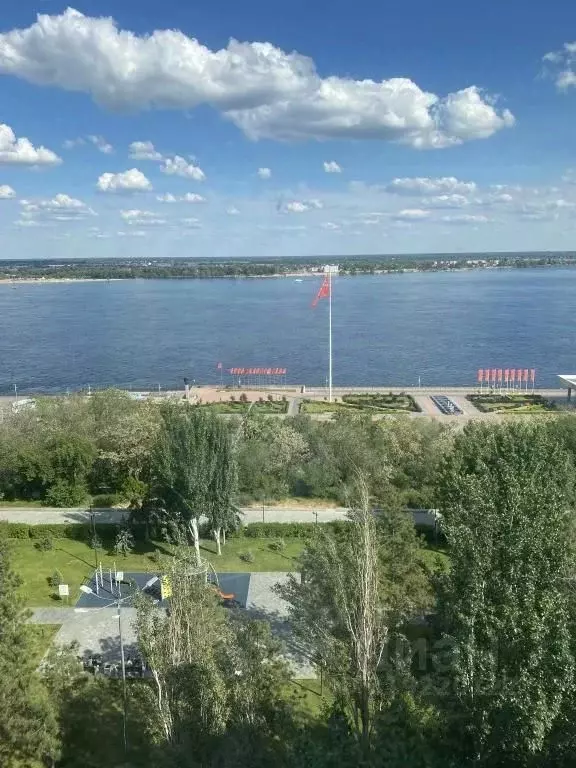 3-к кв. Волгоградская область, Волгоград ул. Маршала Чуйкова, 37 ... - Фото 0