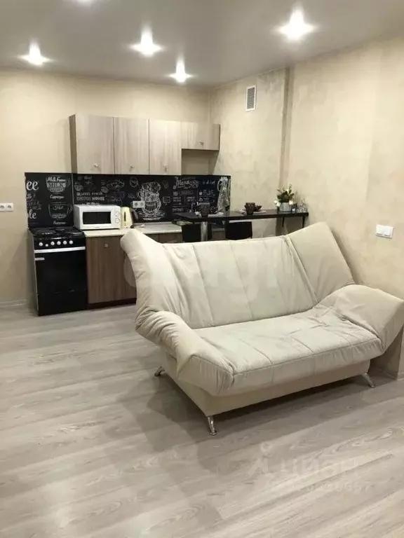 Студия Тюменская область, Тюмень ул. 50 лет Октября, 57Ак1 (31.0 м) - Фото 1