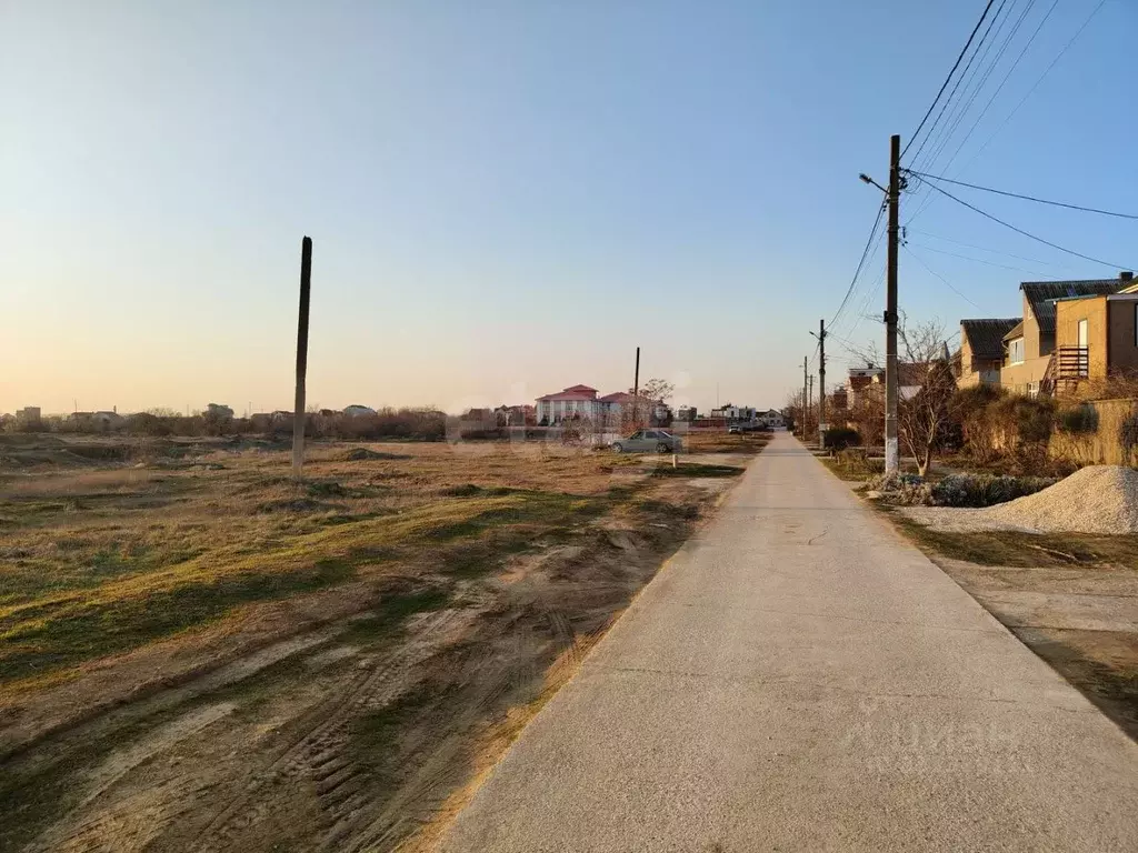 Участок в Крым, Евпатория городской округ, Заозерное пгт ул. Чкалова, ... - Фото 1