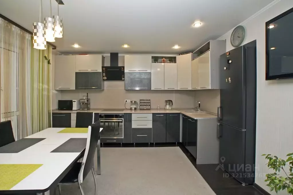 3-к кв. Омская область, Омск просп. Комарова, 21 (83.5 м) - Фото 2