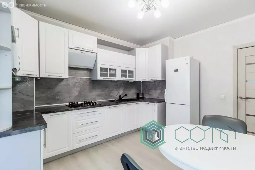 2-комнатная квартира: Калининград, улица Виктора Денисова, 24 (64 м) - Фото 0