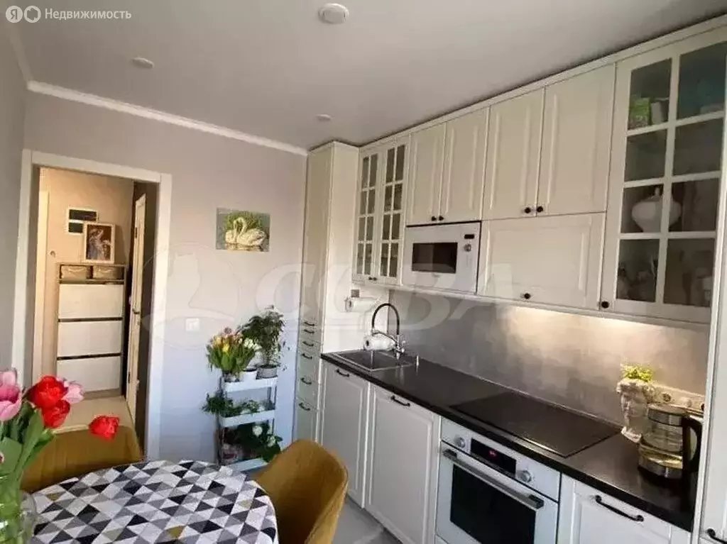 3-комнатная квартира: Тюмень, улица Мельникайте, 81 (53 м) - Фото 1