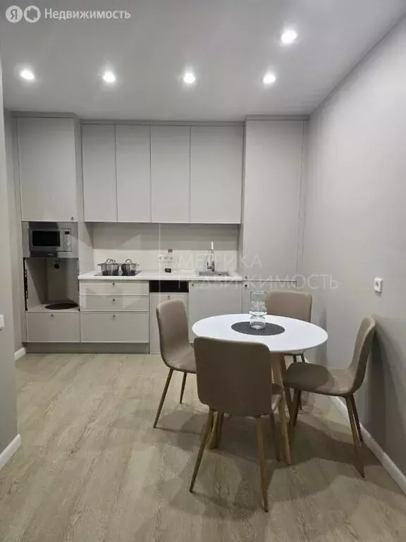 2-комнатная квартира: Тюмень, улица Республики, 204к3 (100 м) - Фото 1