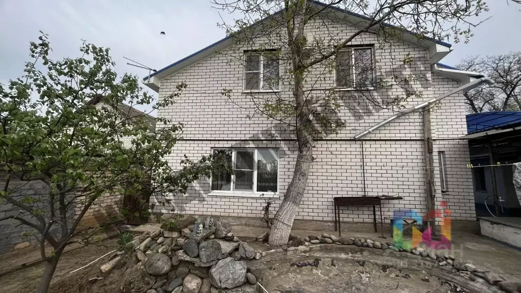 Дом в Калмыкия, Элиста ул. Чернышевского (198 м) - Фото 0
