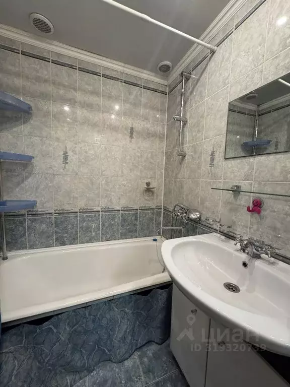 3-к кв. Омская область, Омск ул. Калинина, 12 (58.3 м) - Фото 0