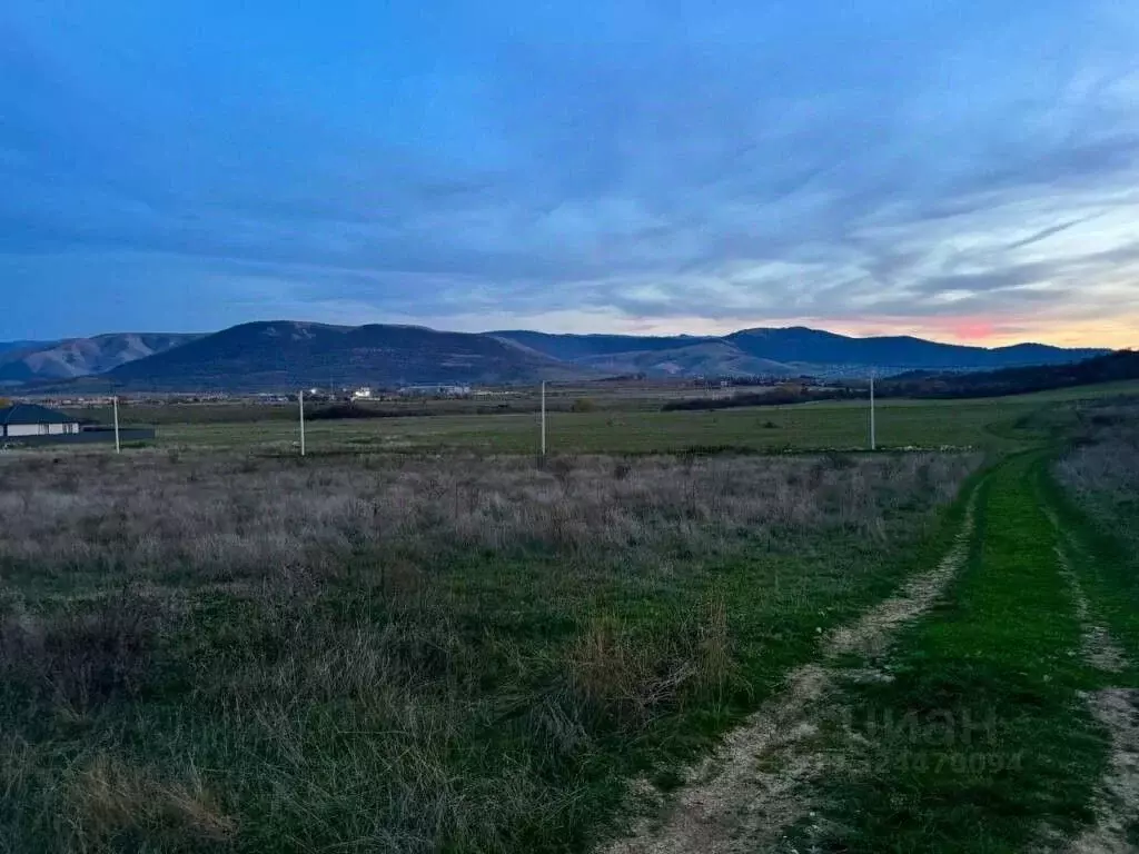 Участок в Крым, Симферопольский район, Добровское с/пос, с. Заречное ... - Фото 1