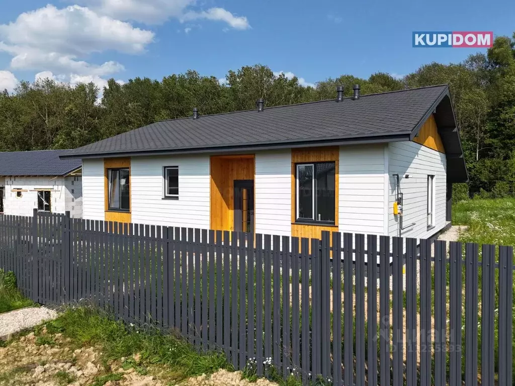 Дом в Калужская область, Жуковский район, Чубарово с/пос, д. Нара ул. ... - Фото 1