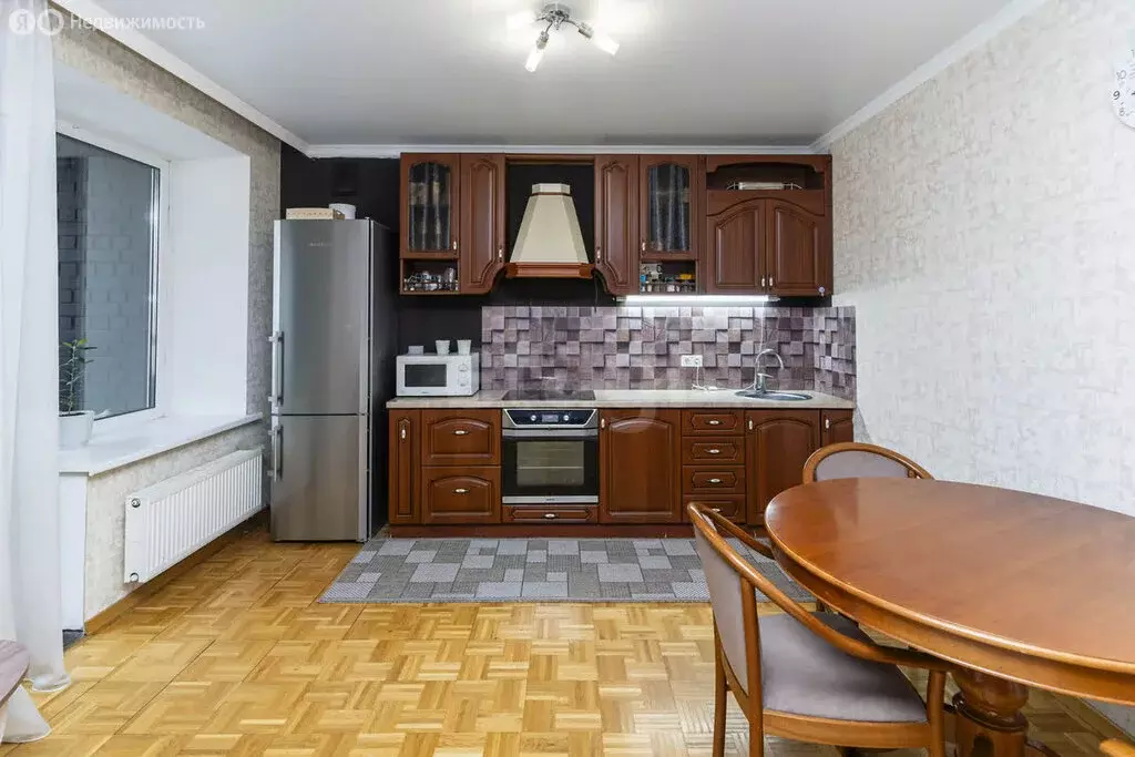 2-комнатная квартира: Тюмень, улица Раушана Абдуллина, 1 (72 м) - Фото 1