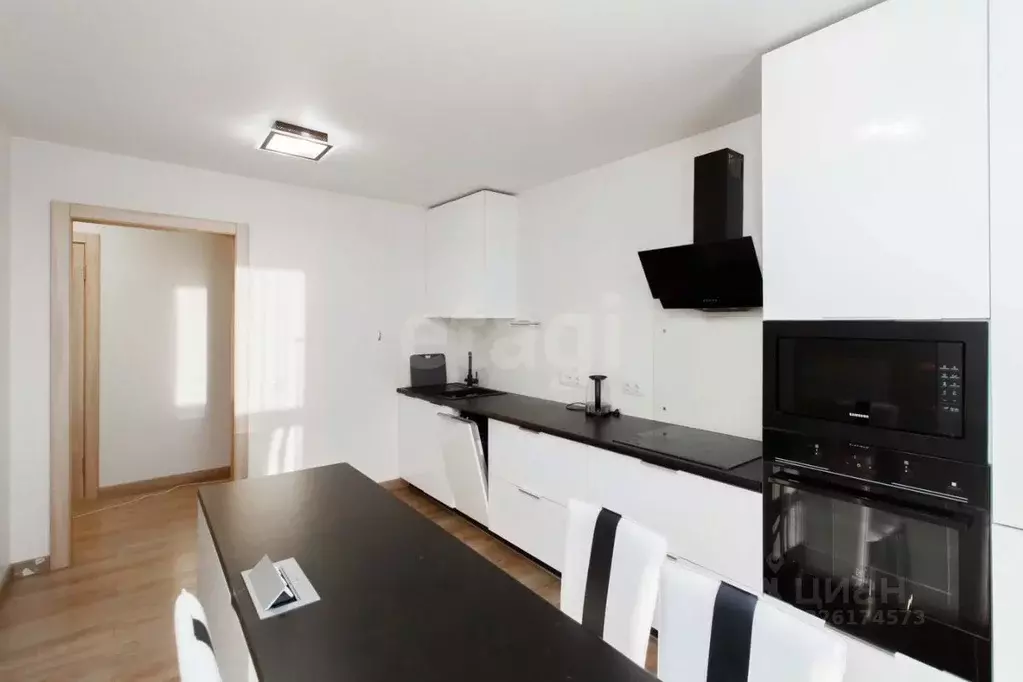 2-к кв. Тюменская область, Тюмень ул. Монтажников, 61 (55.5 м) - Фото 2