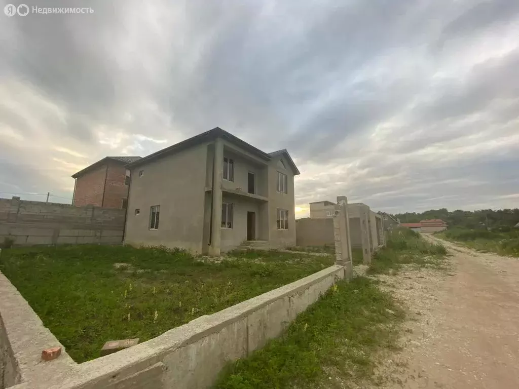 Дом в село Белая Речка, улица Биттирова (180 м) - Фото 1