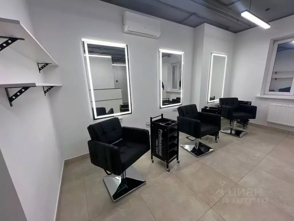 Помещение свободного назначения в Удмуртия, Ижевск просп. Конструктора ... - Фото 0