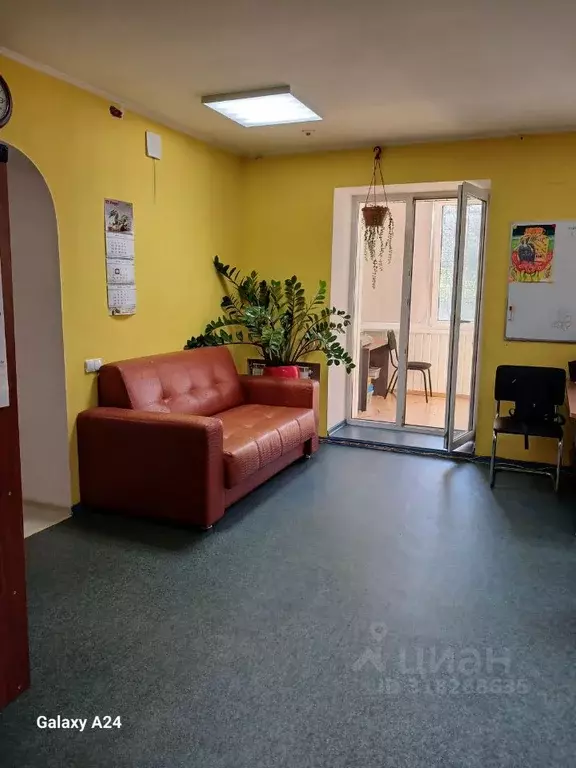 3-к кв. Омская область, Омск ул. Чкалова, 37 (87.0 м) - Фото 0
