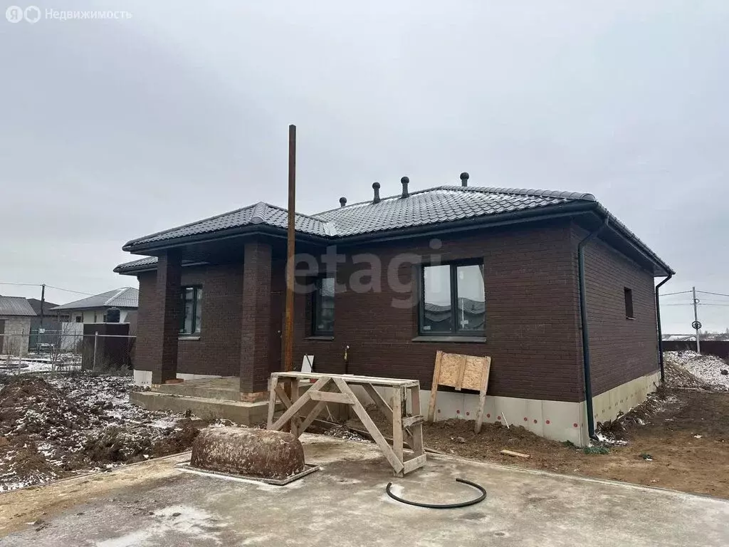 Дом в село Усть-Курдюм, улица имени А.Ф. Сушкова, 37 (100 м) - Фото 1