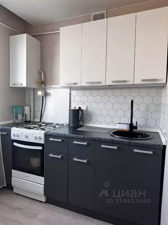 3-к кв. Омская область, Омск ул. 50 лет ВЛКСМ, 8А (62.3 м) - Фото 0