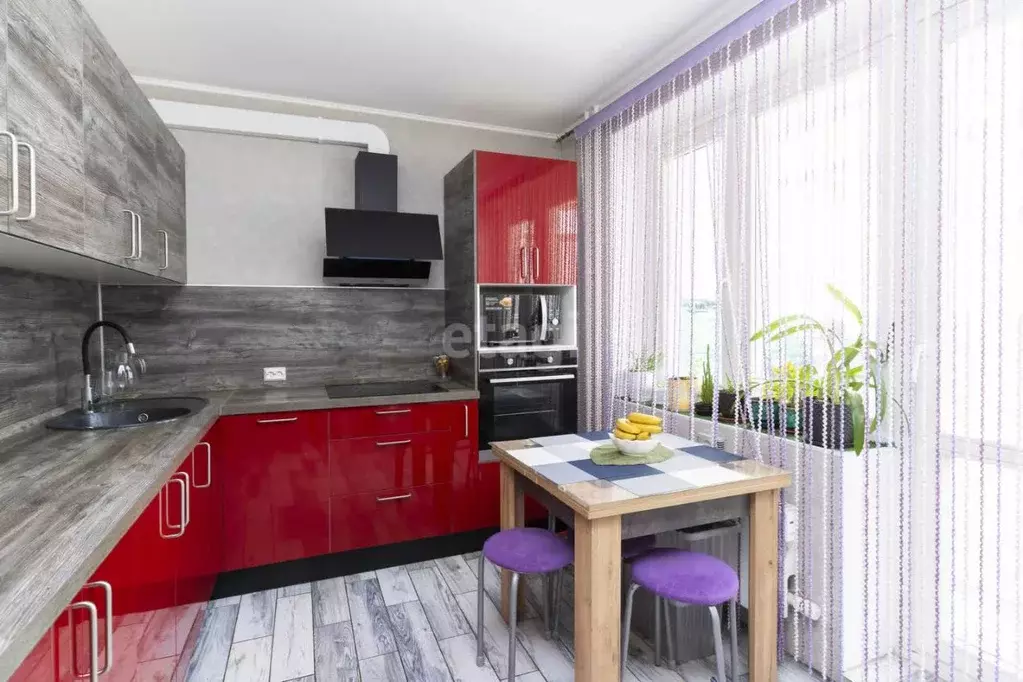 3-к кв. Тюменская область, Тюмень ул. Павла Шарова, 5 (56.1 м) - Фото 1