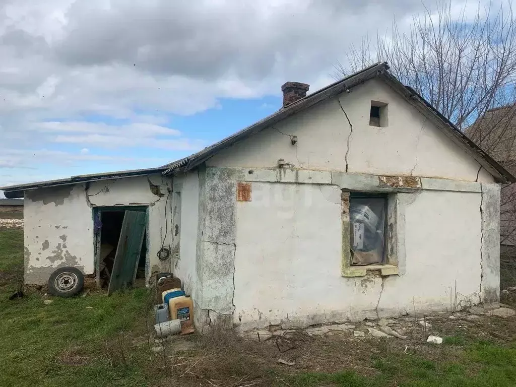 Дом в Крым, Красногвардейский район, Пятихатское с/пос, с. Заречное ... - Фото 1