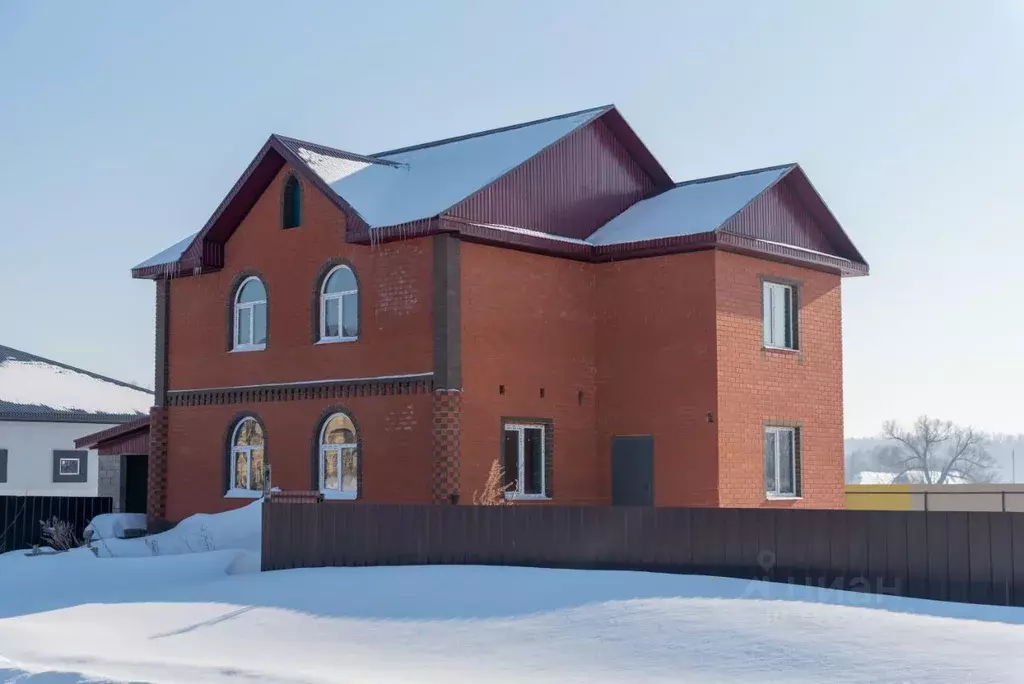 Дом в Башкортостан, Стерлитамакский район, Айгулевский сельсовет, с. ... - Фото 1